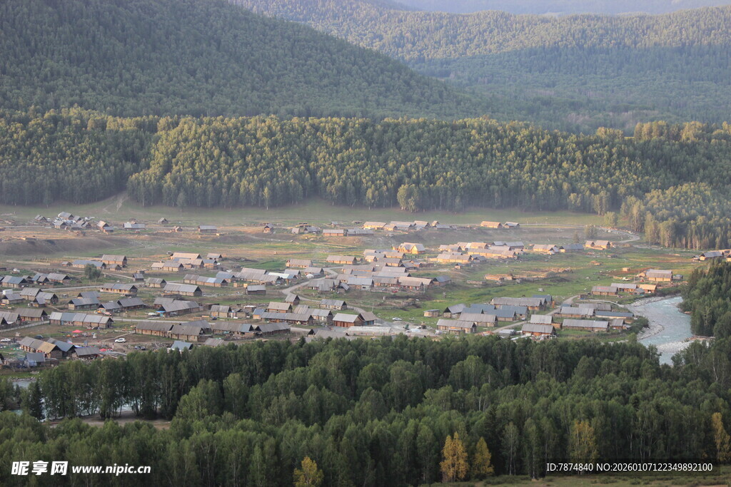 山间村落 绿意环绕的美景