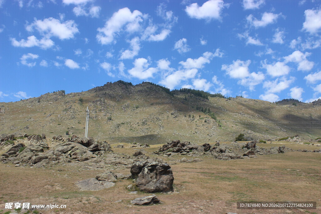 旷野山峦蓝天白云景致