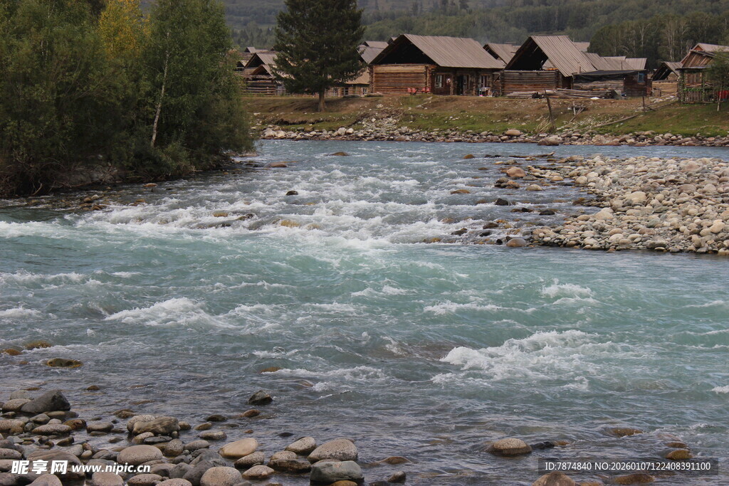 山间溪流旁的古朴村落