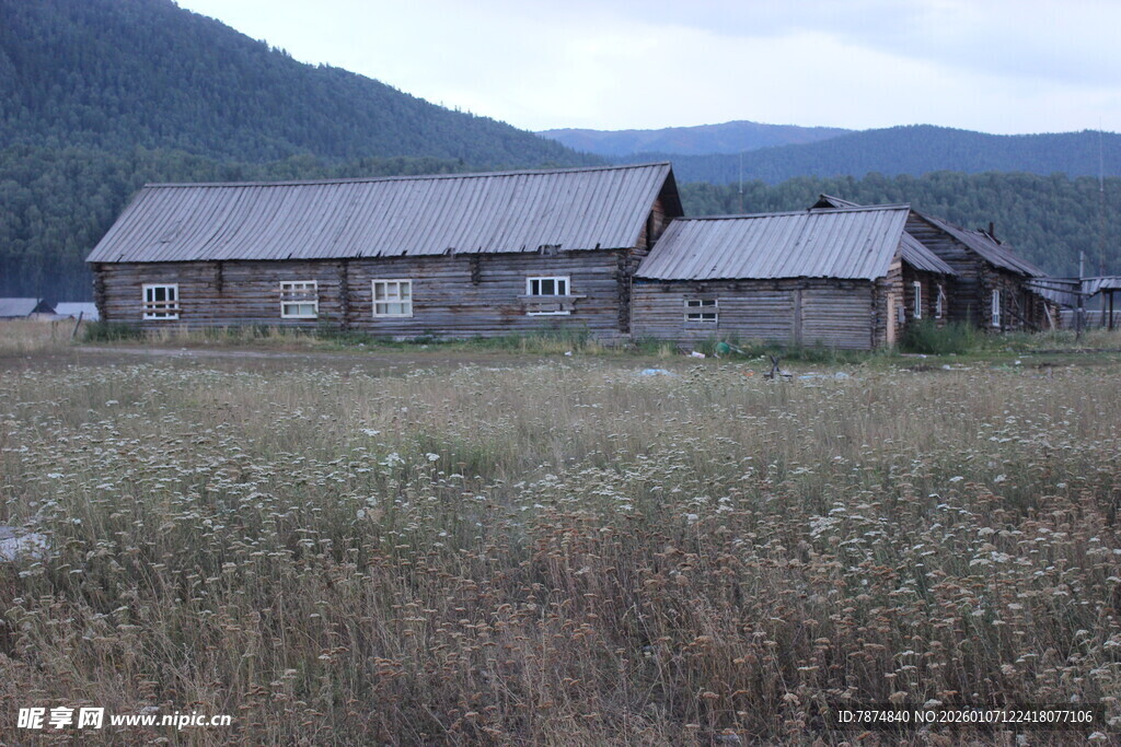 草原边的古朴木屋