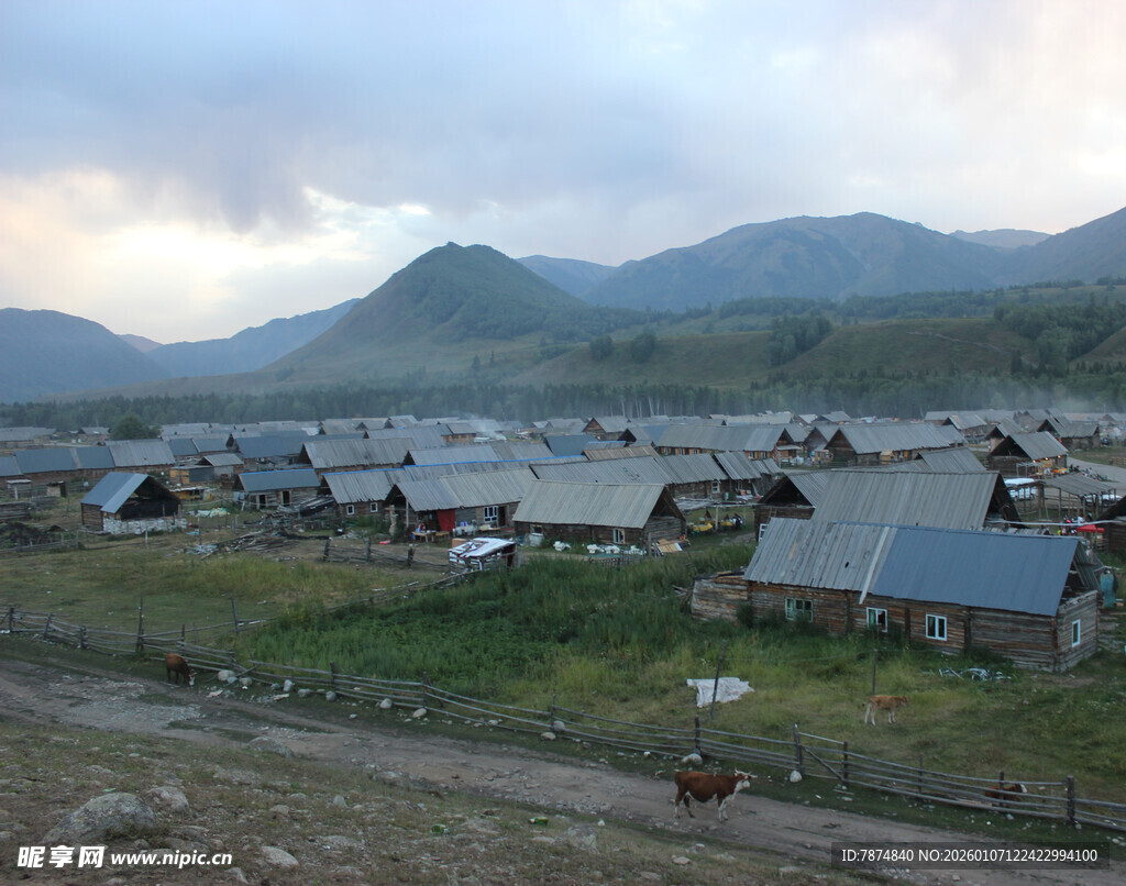 山村景色 错落有致的民居
