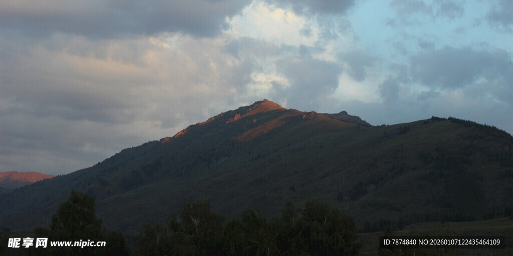 夕阳下的山峦美景