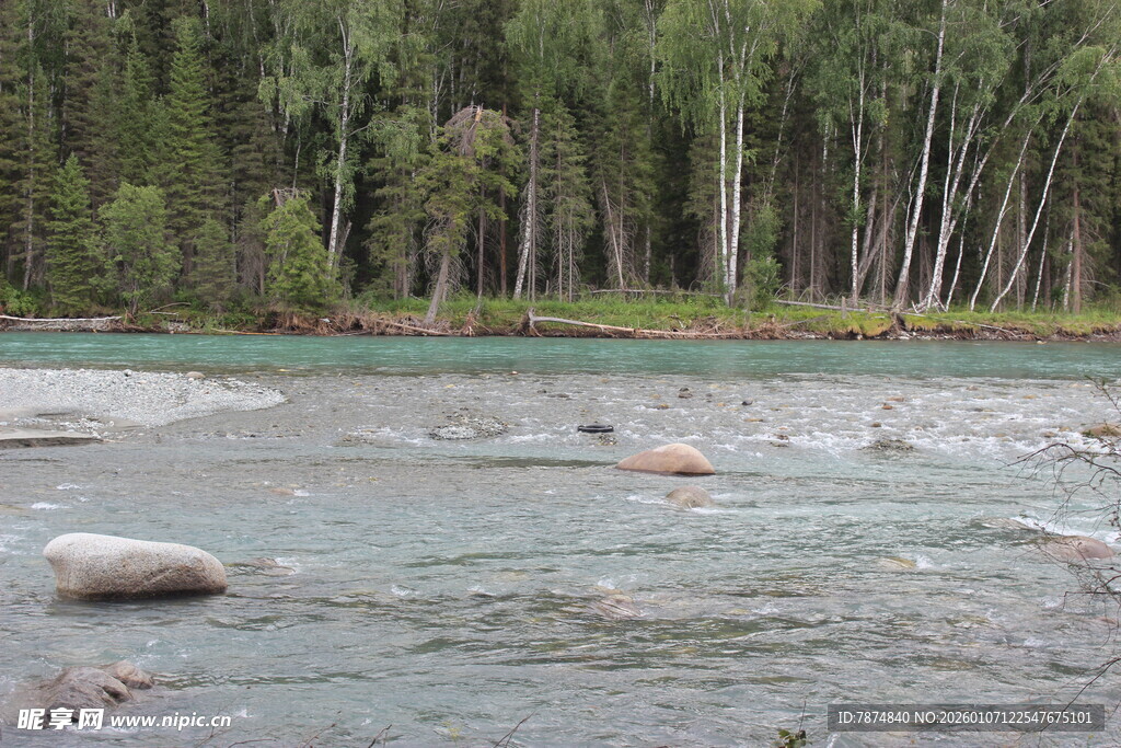 山间清澈溪流与散落石块