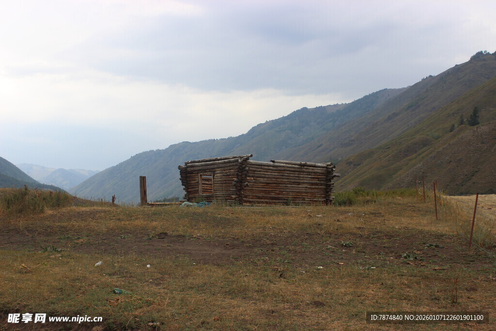 山间荒野中的古朴小屋