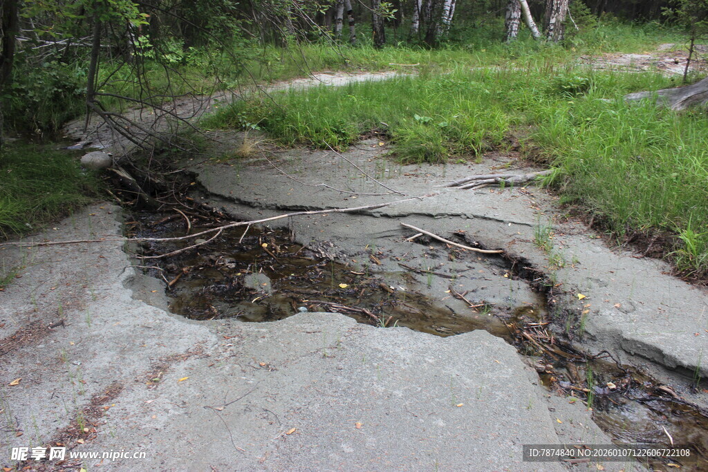 路面塌陷的户外场景
