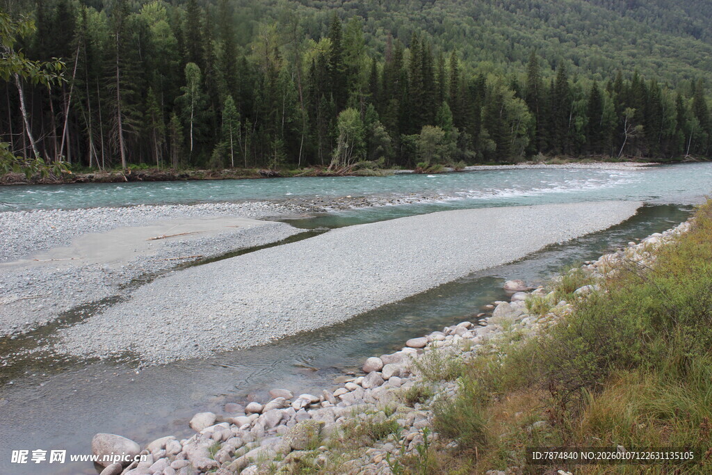 山间河流与葱郁树林景观