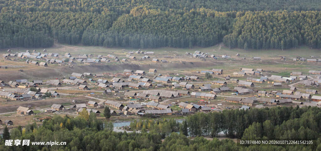 俯瞰山间村落美景
