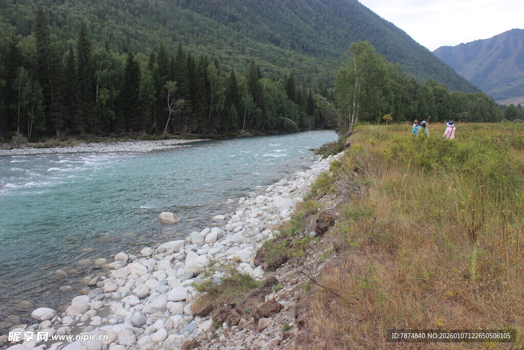 山间清澈河流自然风光