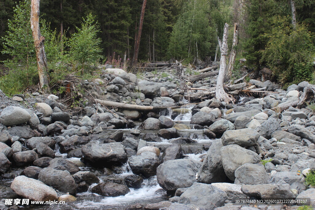 山间溪流穿石过