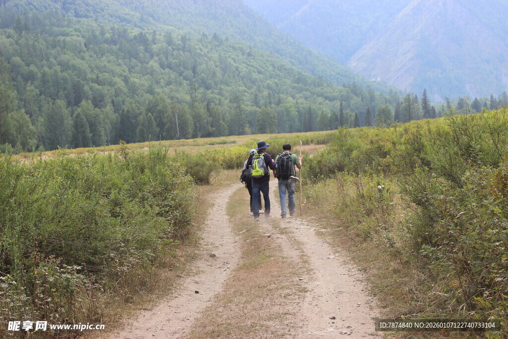 徒步者穿行于山间小道