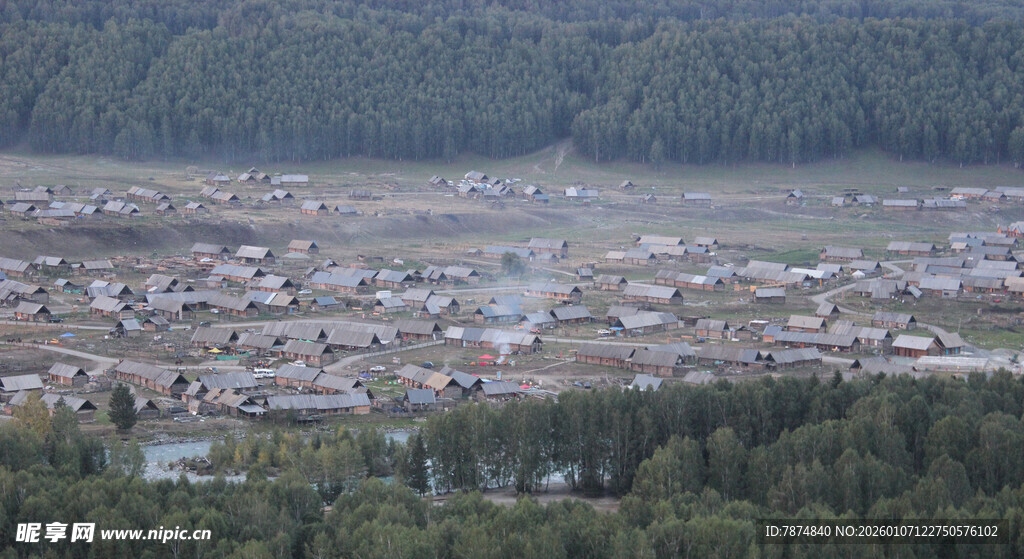 俯瞰山间小镇景色