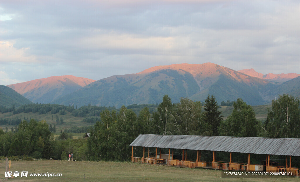 山间木屋与绚丽霞光美景