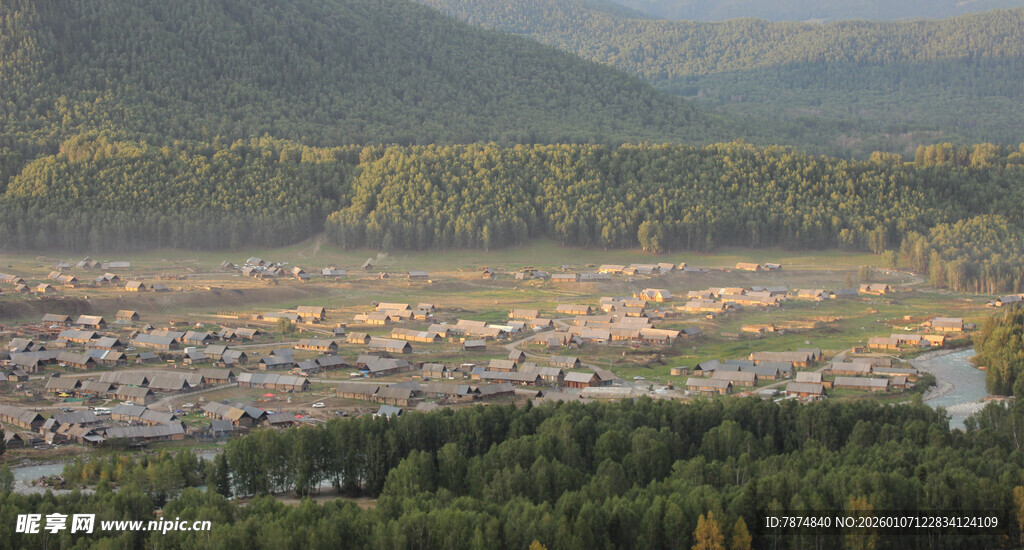 山间村落 绿意环绕的美景