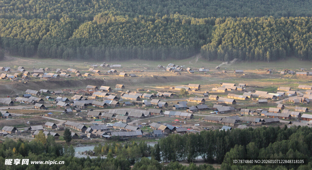 俯瞰多彩村落景观
