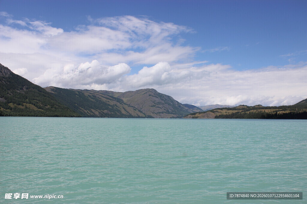 清澈湖水与远处山峦美景