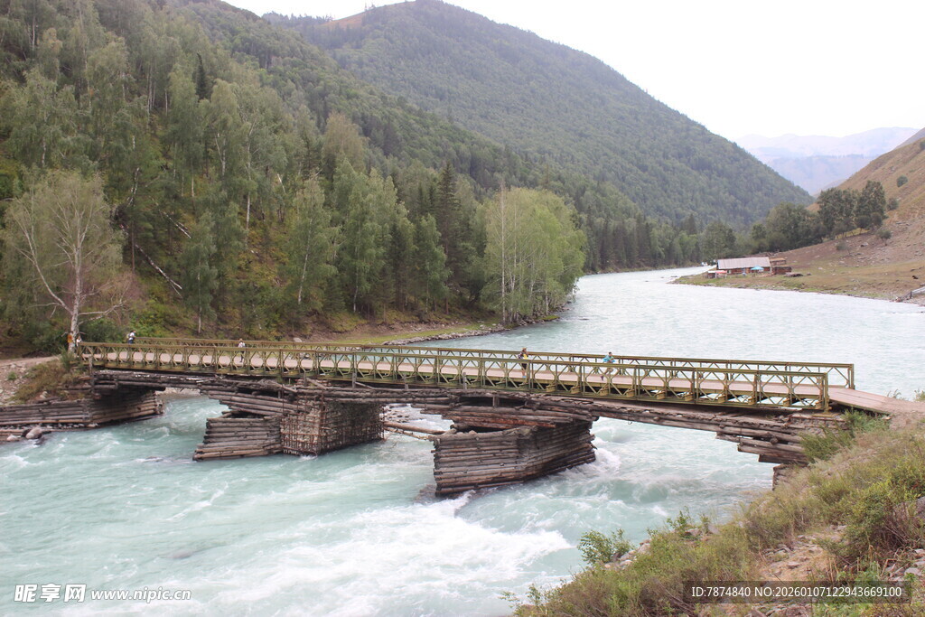 山间木桥横跨湍急河流