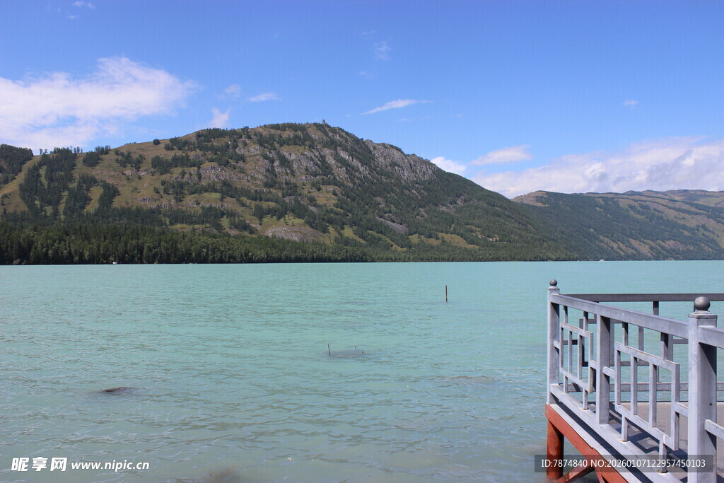 湖畔美景 远山近水栏杆处