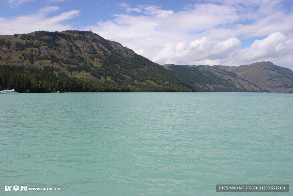 清澈湖水与远处山峦美景