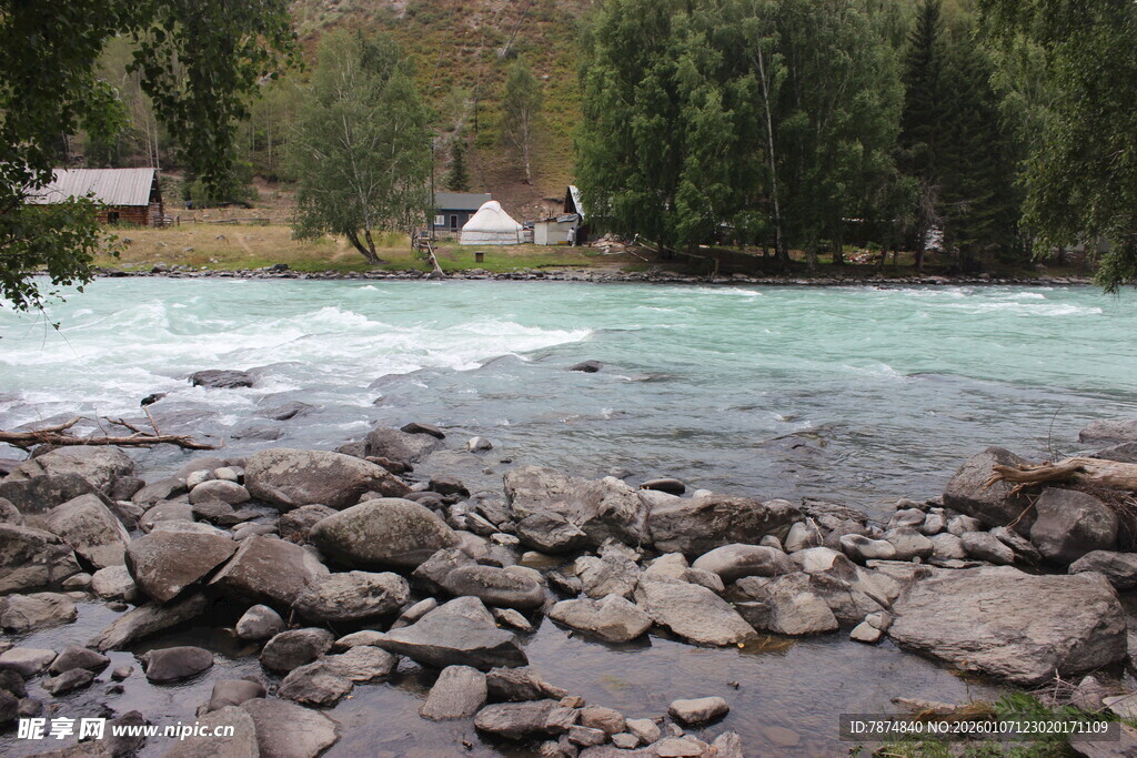 河畔乱石与潺潺流水景观