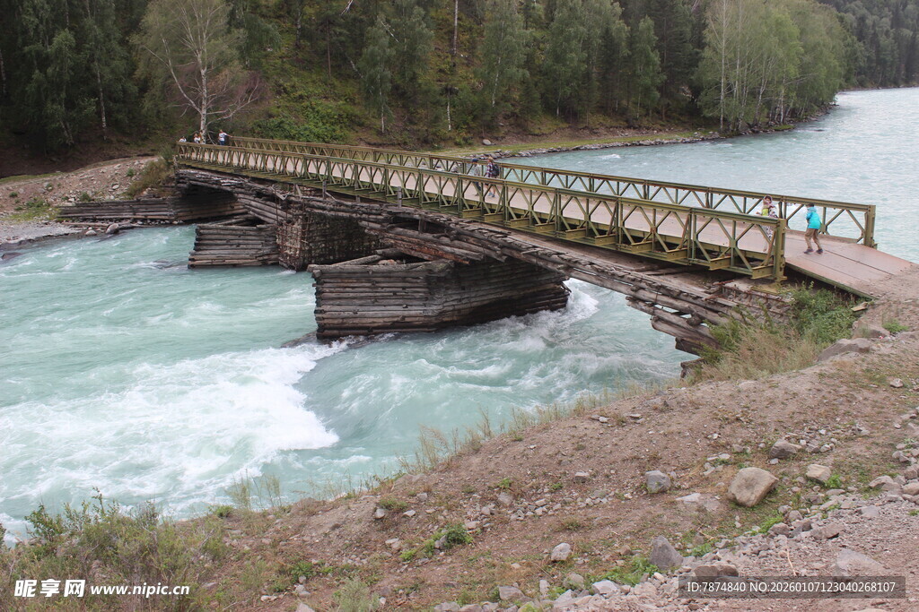 河畔木桥 自然清新景致