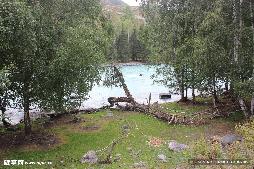 山间湖畔静谧自然景致