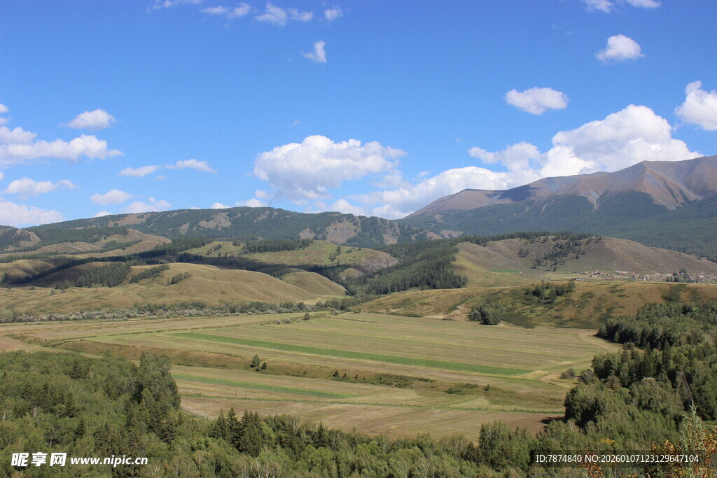 广袤草原与远山蓝天美景