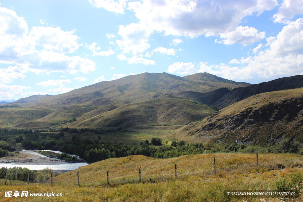 山间美景 草地河流与蓝天