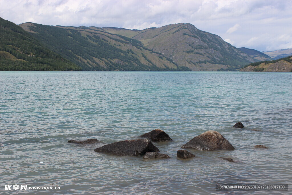 宁静湖水与远处山峦
