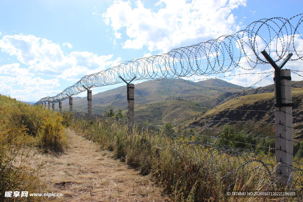 带刺铁丝网围栏的户外场景