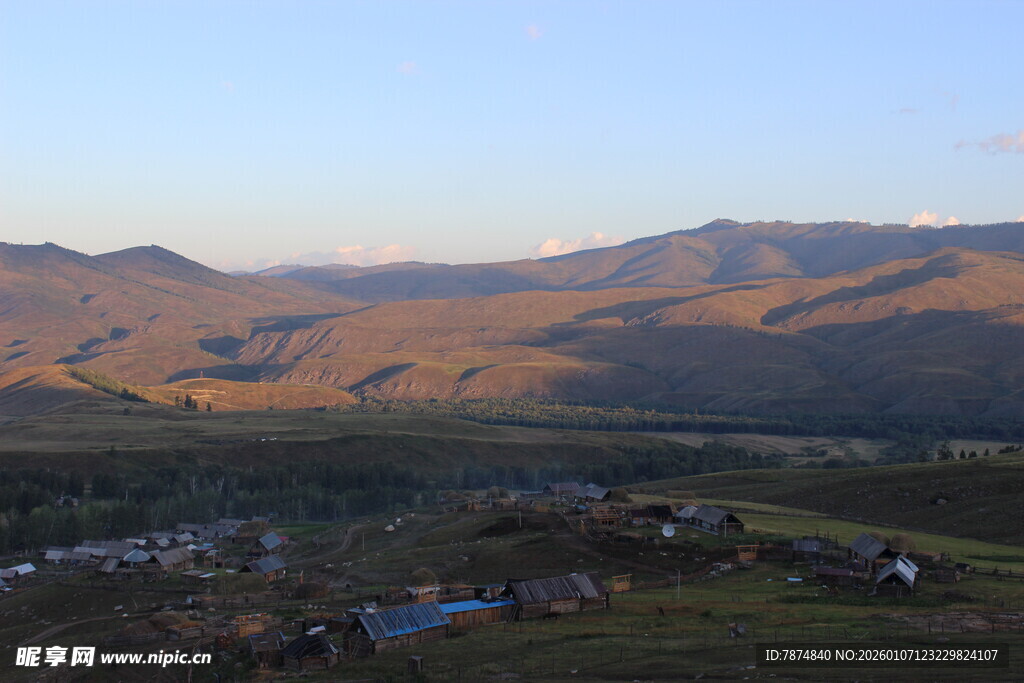 山间村落的美丽黄昏景色