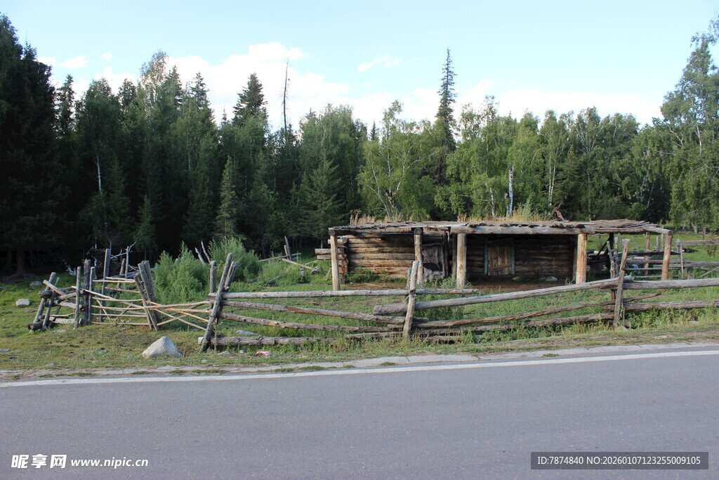 乡村路旁的简易木屋