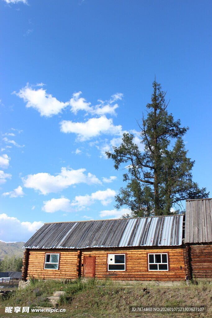 乡村木屋 蓝天白云下的宁静