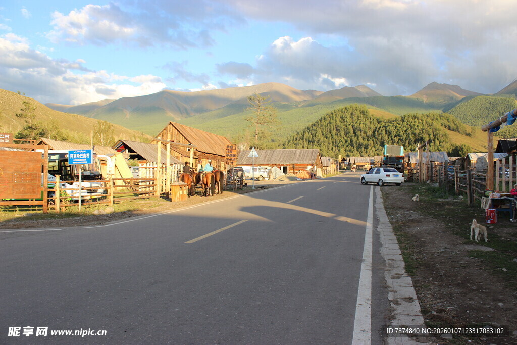 乡村宁静街道与多彩房屋