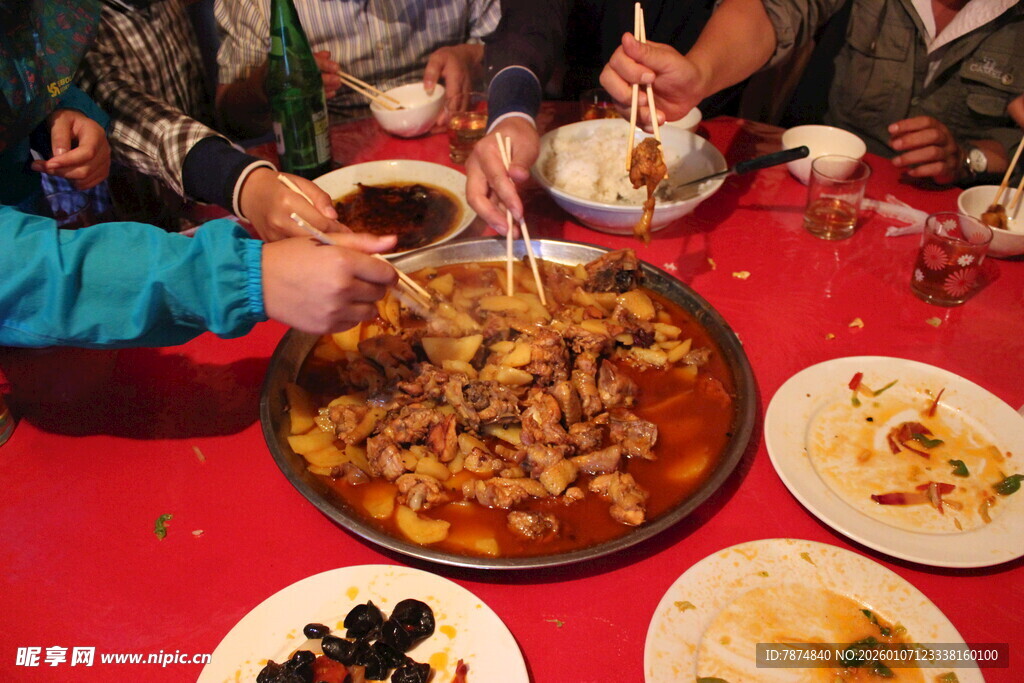 家人围坐共享丰盛美食