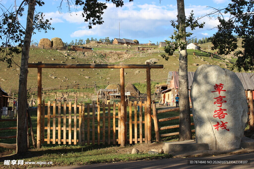 乡村木质景观与石碑景致