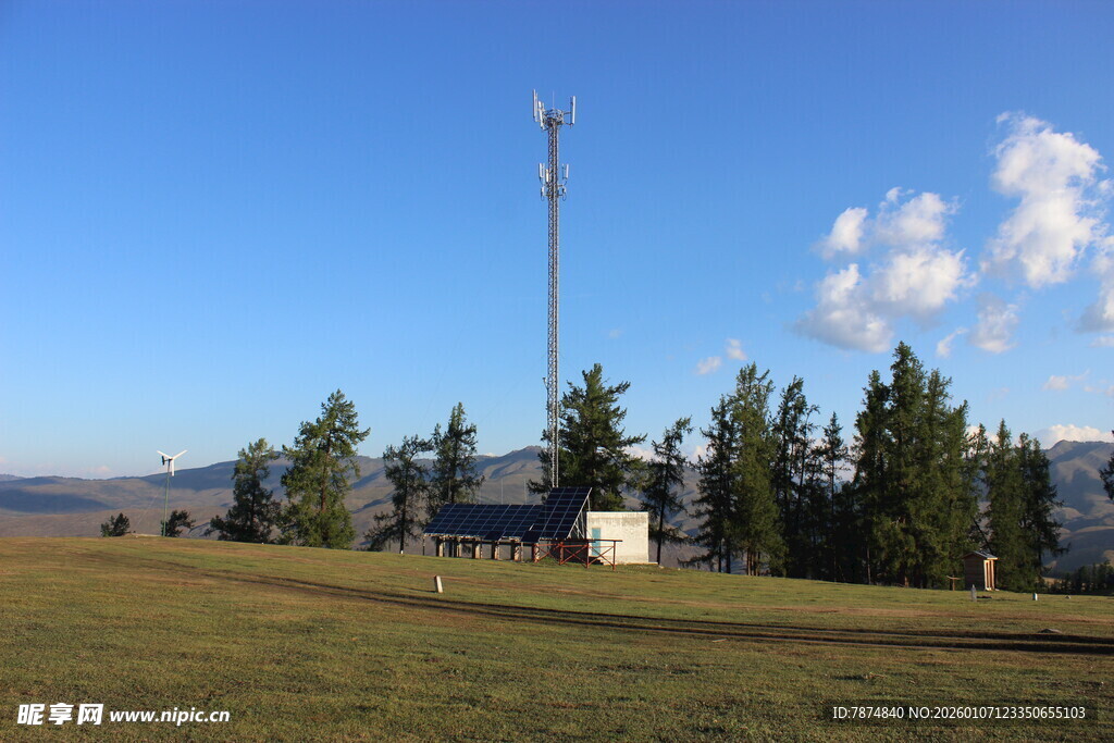 山顶通信塔与周边景致