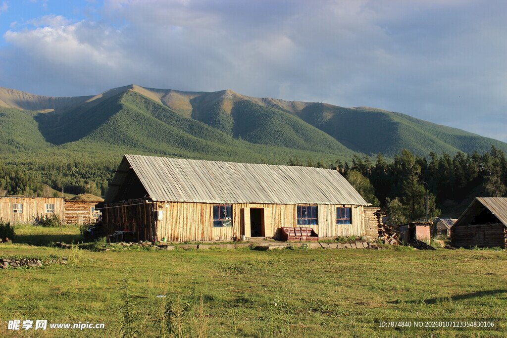 草原上的质朴小屋