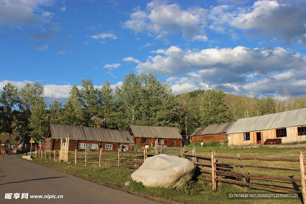 乡村田园风光小屋与围栏