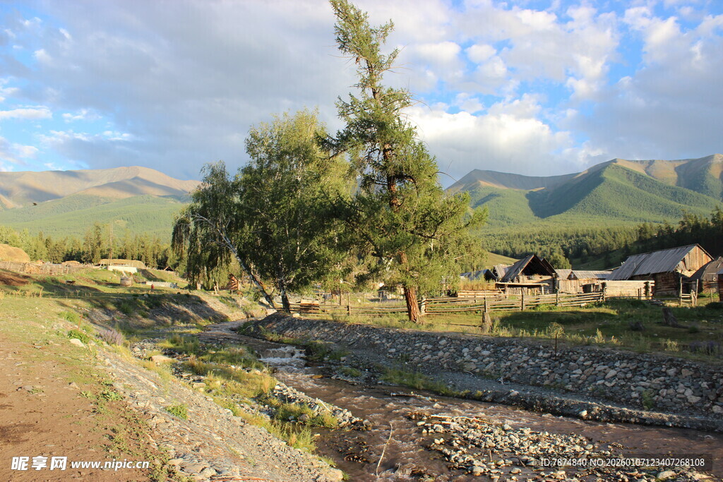乡村田野间的宁静景致