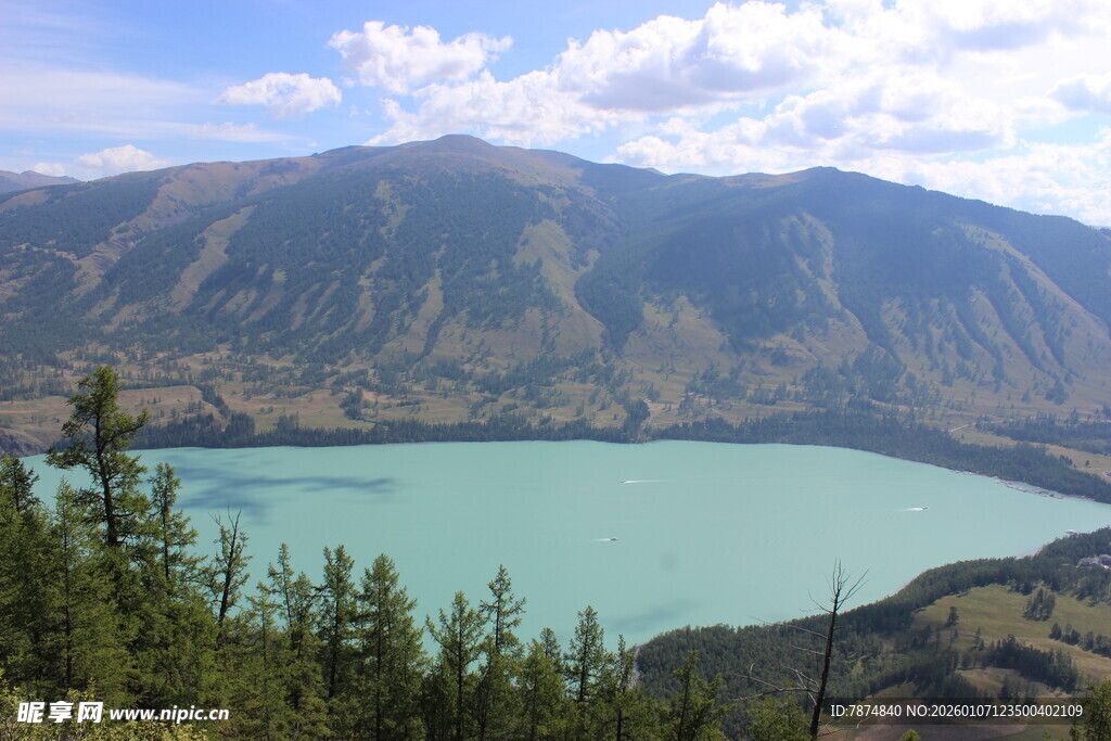 高山环抱的碧绿湖泊