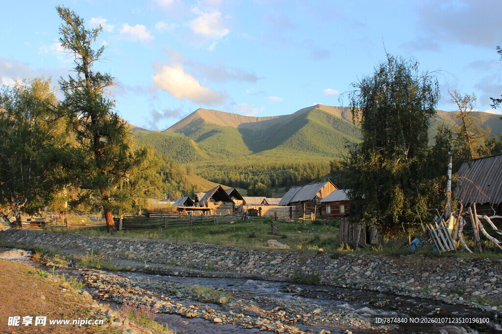 乡村田野间的宁静聚落