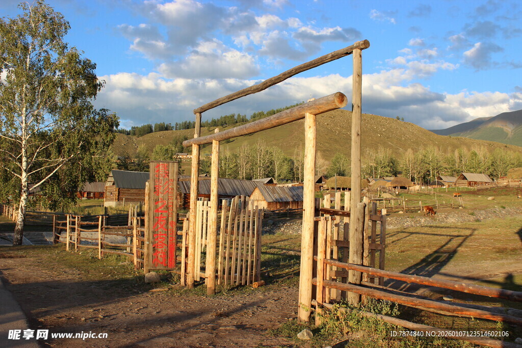 乡村木栅栏门与开阔景致