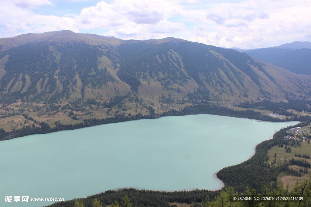 高山环绕的碧绿湖泊