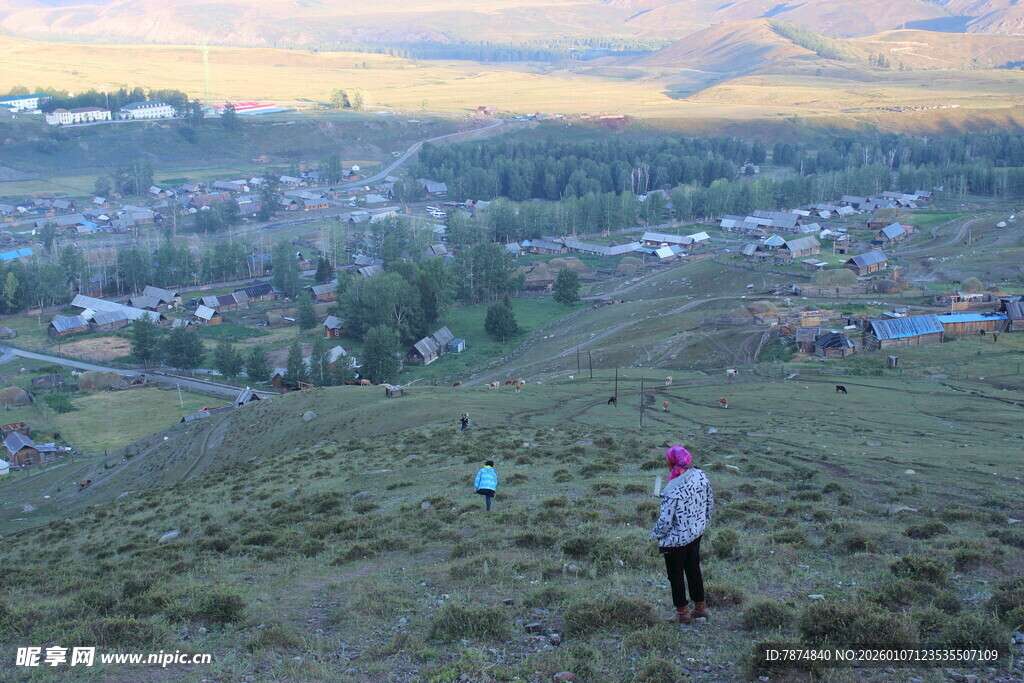 山坡上的徒步者与美丽景色