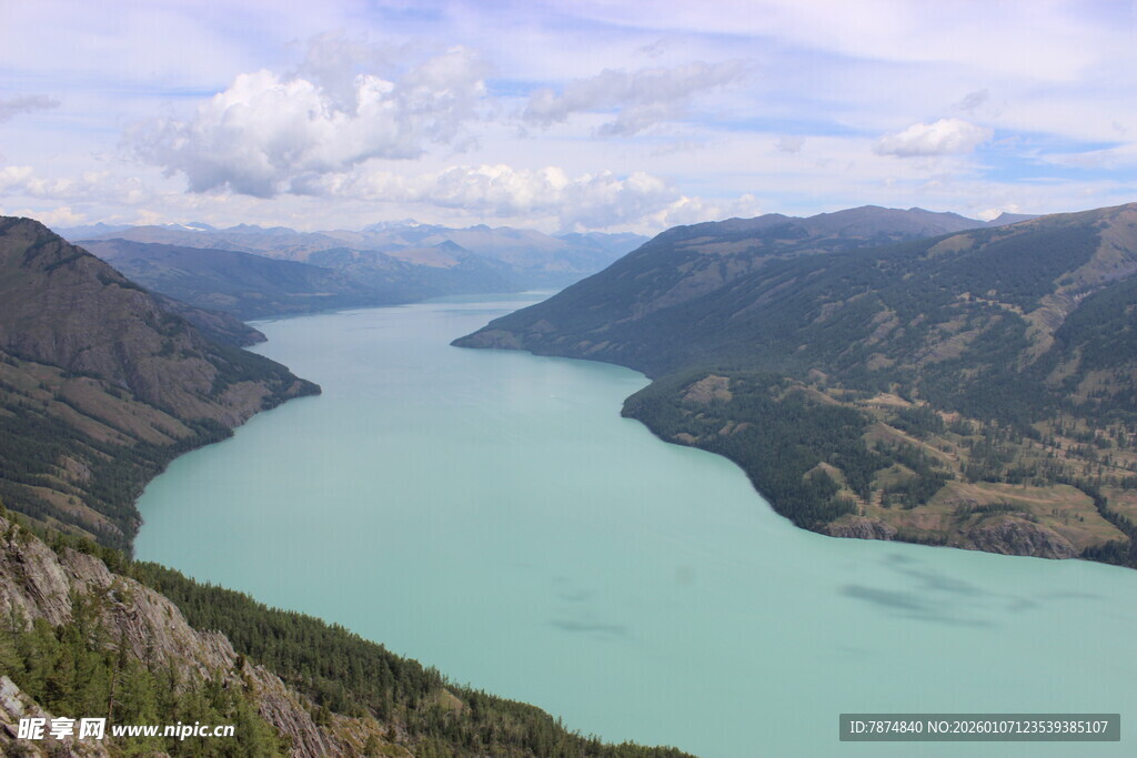 高山环抱的碧绿湖泊