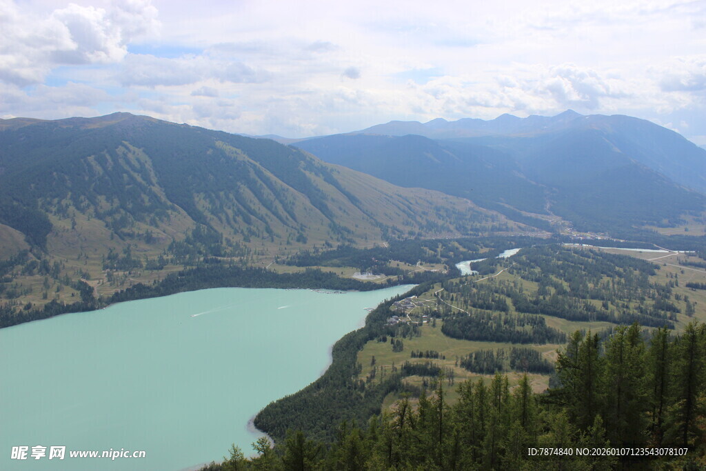高山间的碧绿湖泊美景