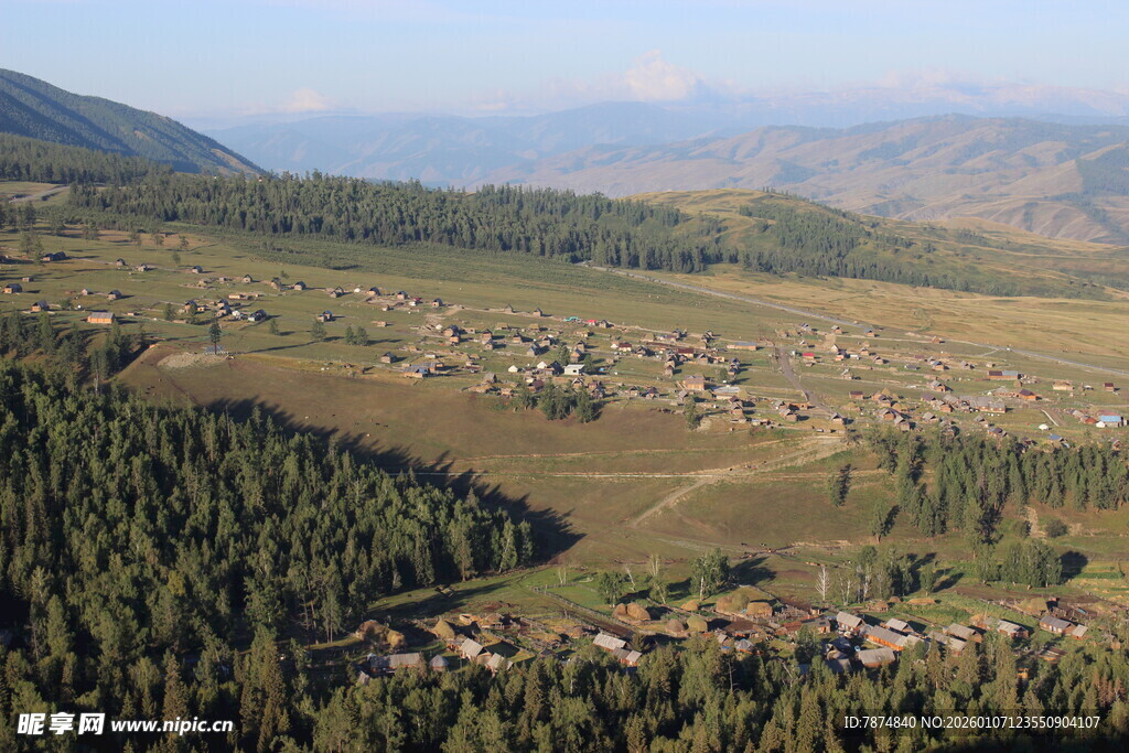 山间村落 葱郁森林环绕