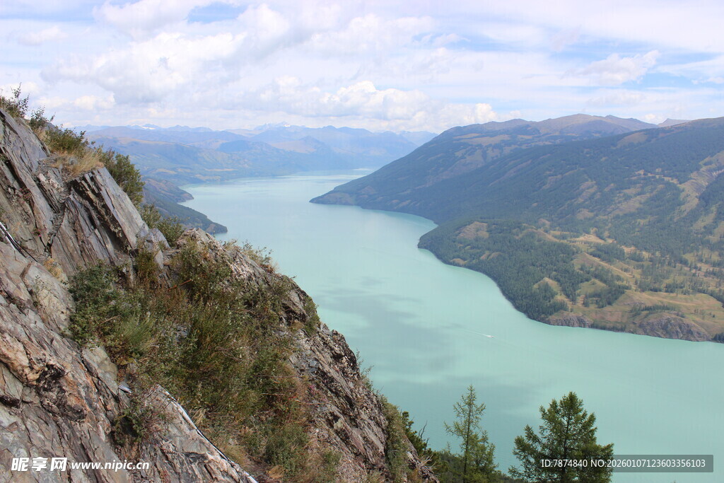 高山俯瞰碧绿壮阔湖泊