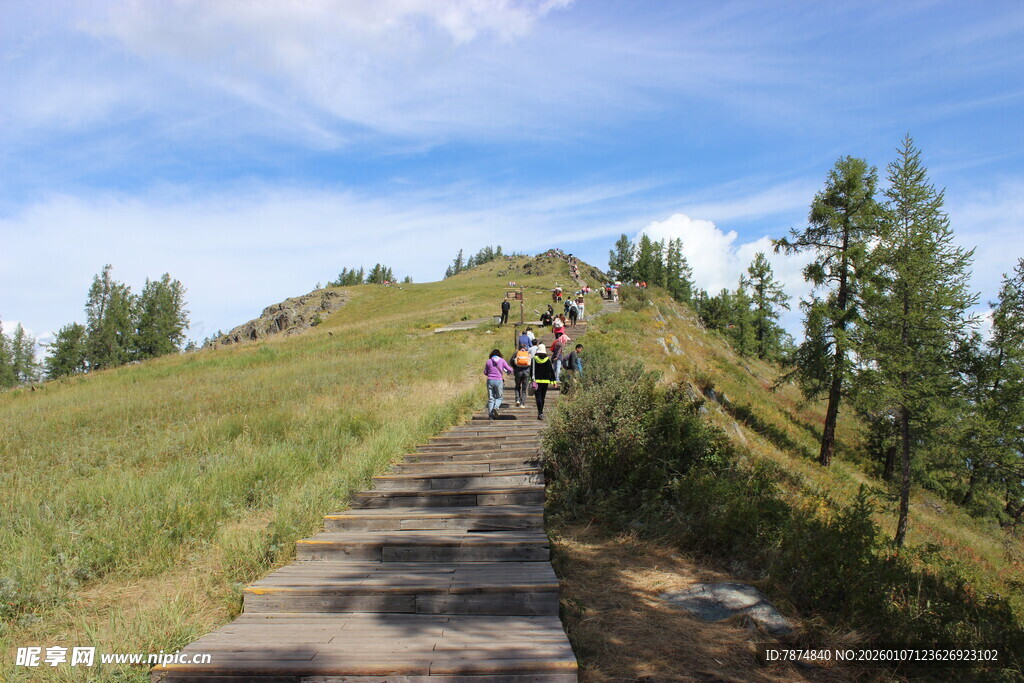 徒步者沿山间小径向上攀登