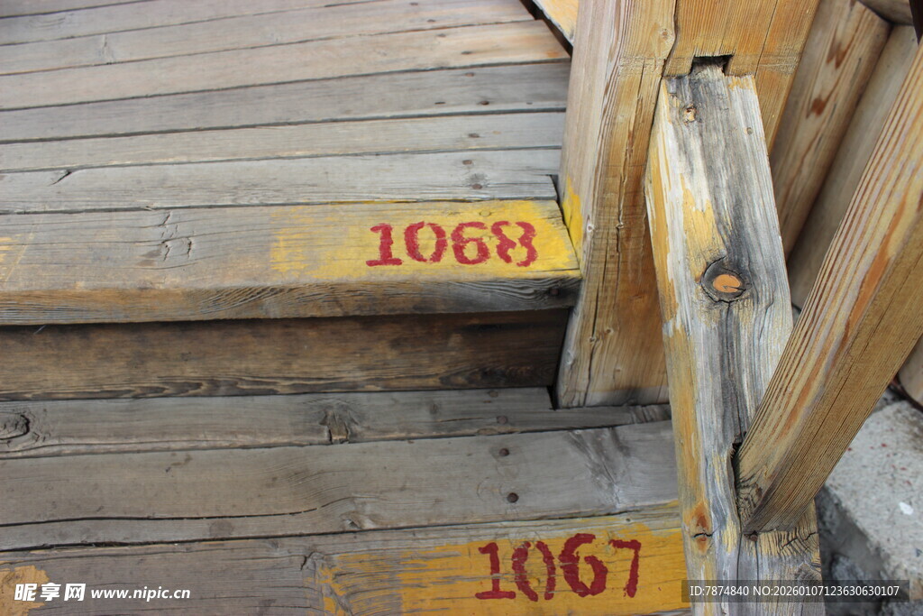 老旧楼梯上的编号标识